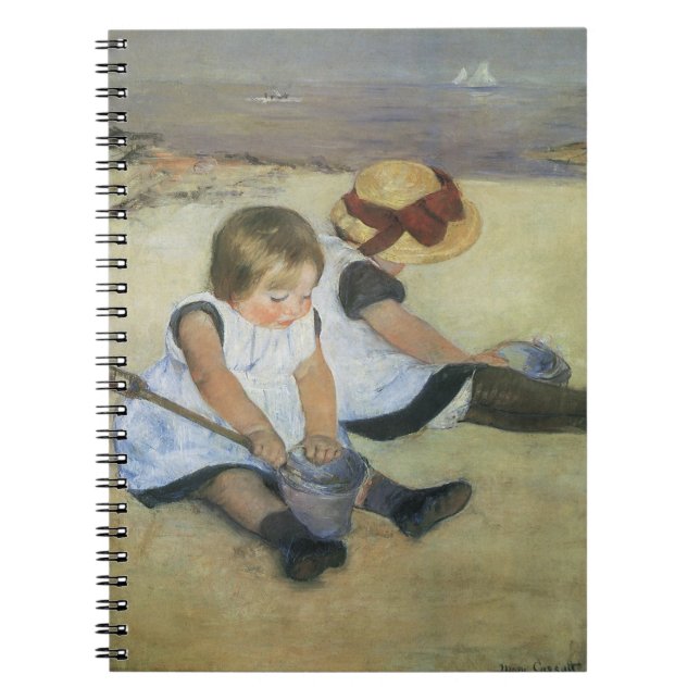 Barn som leker på stranden av Mary Cassatt Anteckningsbok Med Spiral (Framsidan)