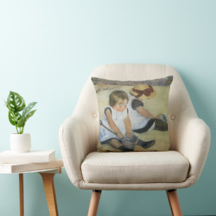 Barn som leker på stranden av Mary Cassatt Kudde