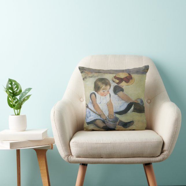 Barn som leker på stranden av Mary Cassatt Kudde (Stol)
