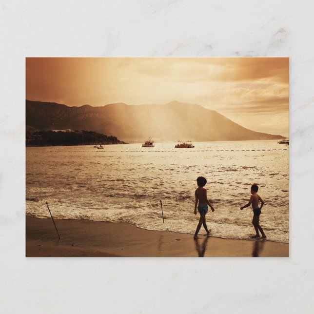 Barn som leker på stranden i sömntoner vykort (Framsida)