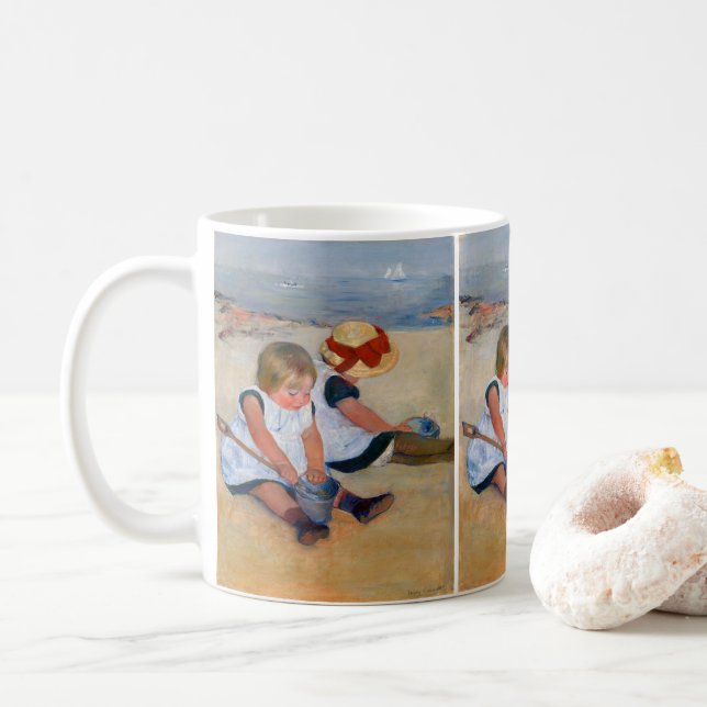 Barn som leker på stranden  kaffemugg (Med munk)