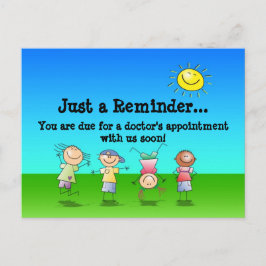 Barn som leker utomhus på en solig dag vykort