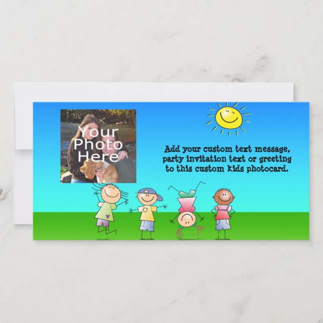 Barn som leker utomhus på en solnydag (Framsida)