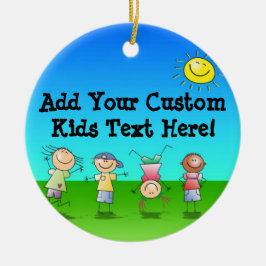 Barn som leker utomhus på en solnydag julgransprydnad keramik