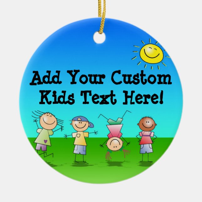 Barn som leker utomhus på en solnydag julgransprydnad keramik (Framsidan)