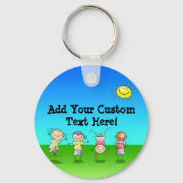 Barn som leker utomhus på en solnydag nyckelring