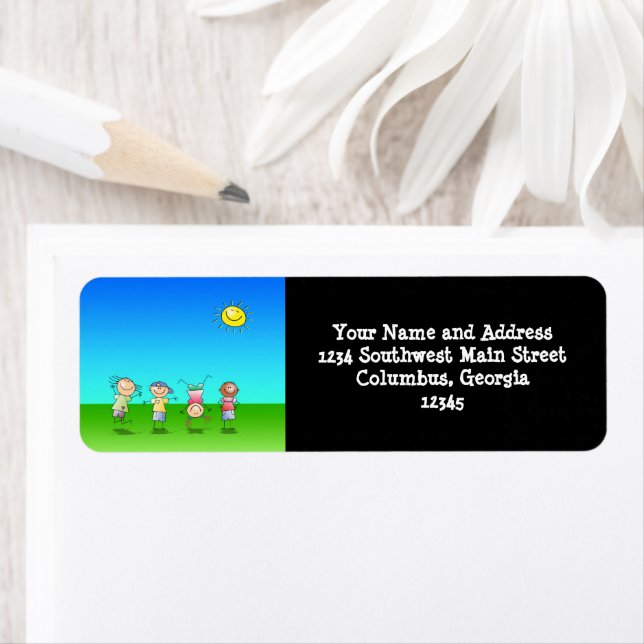 Barn som leker utomhus på en solnydag returadress etikett (Insitu)