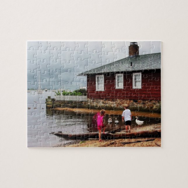 Barn som leker vid hamnen Essex CT Pussel (Horisontell)