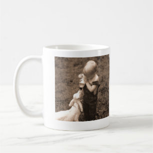 Barn som matar geten kaffemugg