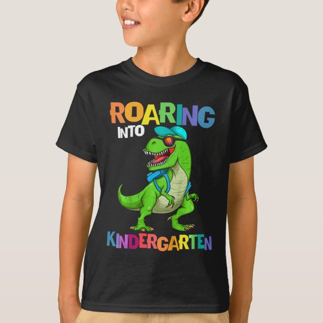 Barn som reser in i Kindergarten Dinosaur T Rex Ti T Shirt (Framsida)