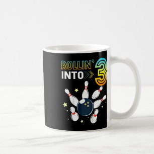 Barn som rullar in i 3 års ålder kaffemugg