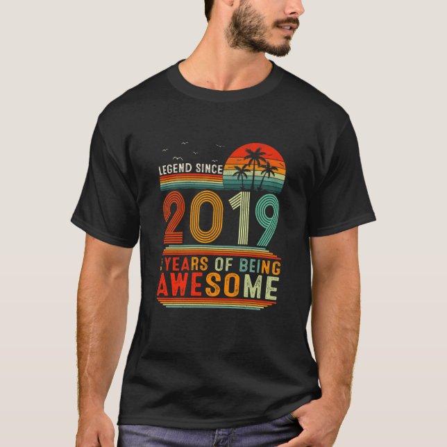 Barn som sedan 2019 har varit i Fantastisk 3 år T Shirt (Framsida)