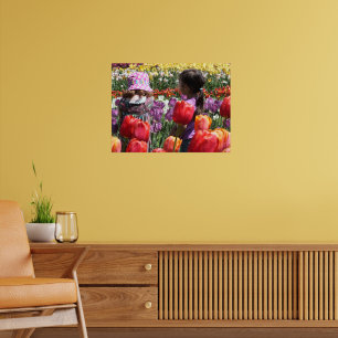 Barn som spelar i färgfulla tulip Garden Poster