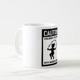 Barn som spelar kaffemugg
