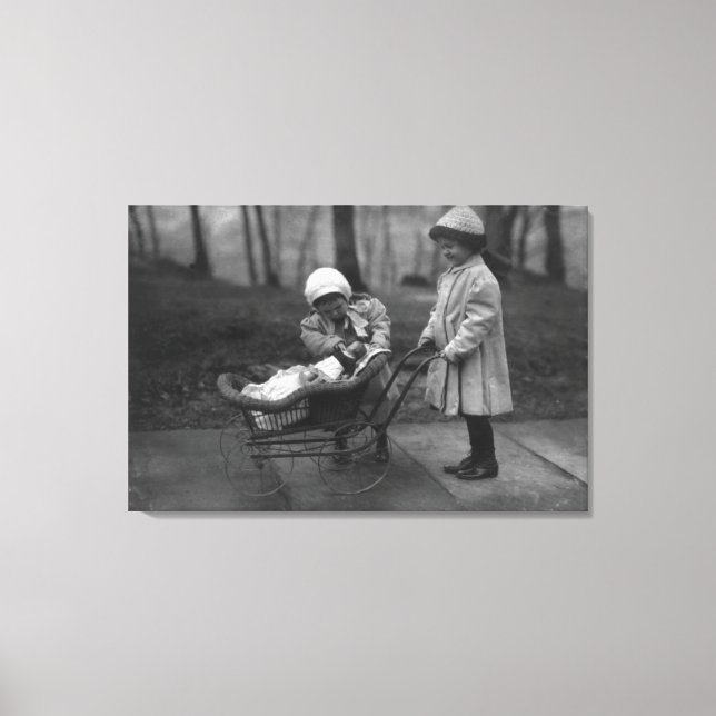 Barn som spelar med Campbell Kid Doll Canvastryck (Framsida)