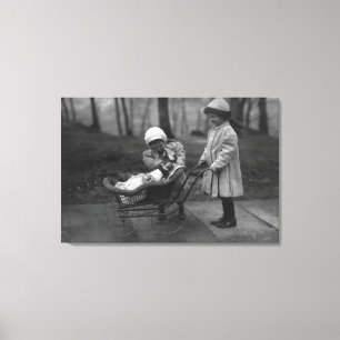 Barn som spelar med Campbell Kid Doll Canvastryck