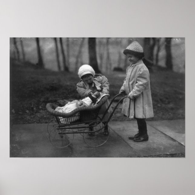 Barn som spelar med Campbell Kid Doll Poster (Framsidan)