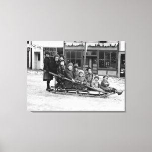 Barn som spelar på Sleigh i Seward Canvastryck