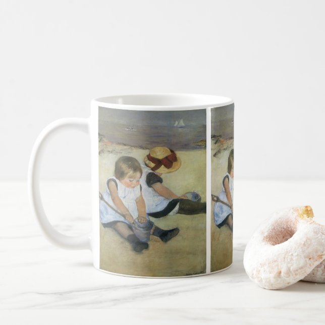Barn som spelar på stranden av Mary Cassatt Kaffemugg (Med munk)