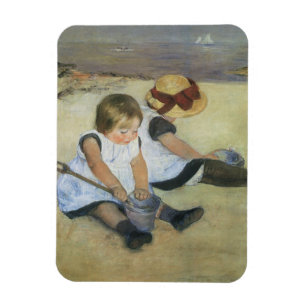 Barn som spelar på stranden av Mary Cassatt Magnet