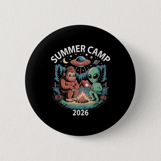 Barn Sommarläger 2026 Alien Bigfoot Direktör Besät Knapp (Framsida)