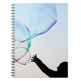 Barn spelar med minimala bubblor anteckningsbok