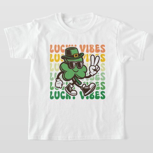 Barn St Patrick's Day Grön Nejlika Lucky Vibes T Shirt (Laydown)