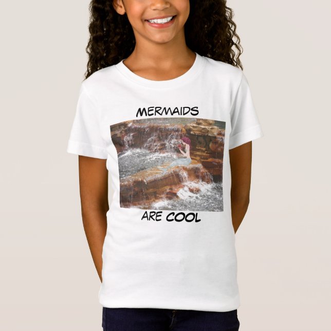 Barn Tee, Sjöjungfru Reading at Waterfall T Shirt (Framsida)