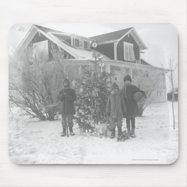 Barn utanför med julgranen musmatta (Framsidan)