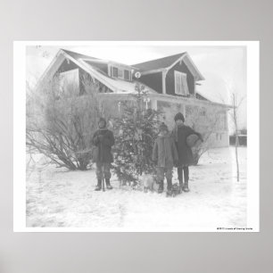 Barn utanför med julgranen poster
