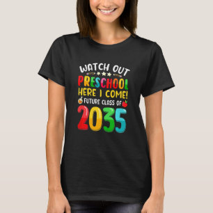 Barn vaktar förskolan här i Kom framtida klass T Shirt