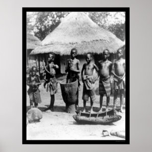 Barn vid ett Thatched Tak House i Öster Afrika 190 Poster