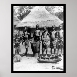 Barn vid ett Thatched Tak House i Öster Afrika 190 Poster