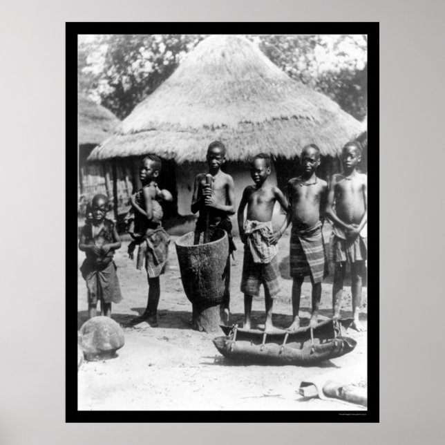 Barn vid ett Thatched Tak House i Öster Afrika 190 Poster (Framsidan)