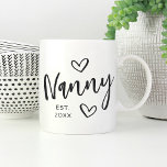 Barnår etablerat farmor kaffemugg<br><div class="desc">Skapa en söt keepsaké för mormor med den här enkla designen som innehåller "Nanny" i handskisserade skript med text som accentueras med hjärtan. Anpassa henne till det år hon blev mormor för en söt Mors dag eller gravid-reklamgåva.</div>