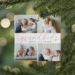 Barnbarn gör livet stort | 8 Mini Photo Julgransprydnad Keramik<br><div class="desc">Skapa en söt gåva till en älskad mormor eller morfar med detta vackra kollage fotoornament. "Barnbarn gör livet stort" visas i mitten i dammiga kalligrafbokstäver i ro. Anpassa med 8 rektangulära mini-bilder av barnbarnen och lägg till deras namn och året i bakgrunden.</div>