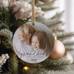 Barnbarn gör livet stort | Foto Julgransprydnad Keramik<br><div class="desc">Skapa en söt gåva till en älskad mormor eller morfar med detta vackra keramiska fotoornament. "Barnbarn gör livet stort" visas som ett överlägg på ditt favoritfoto i kalligrafbokstäver. Anpassa med året och lägg till ett andra foto på baksidan.</div>