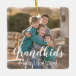 Barnbarn gör livet stort julgransprydnad keramik<br><div class="desc">Barnbarn gör livet stort: Anpassningsbar,  fotoornament. Photo kredit Photography © Storytree Studios,  Stanford,  CA. Fotomallen måste ersättas med ett eget foto</div>