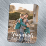 Barnbarn gör livet stort magnet<br><div class="desc">Barnbarn gör livet stort: Anpassningsbarnas fotogåva. Photo kredit Photography © Storytree Studios,  Stanford,  CA. Fotomallen måste ersättas med ett eget foto</div>