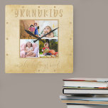 Barnbarn gör livet till Grand 4 Photo Rustic Beige Fyrkantig Klocka<br><div class="desc">Skapa din egen unika väggklocka som du kan anpassa med 4 av dina favoritfoton. Den här roliga, bondgårdskonstruktionen har en vintage kräm- och beige vattenfärgsdesign. Bilderna visas i fyrkantigt format och ramas in med texten "barnbarn gör livet stort". Mallen är konfigurerad så att du kan lägga till 4 bilder av...</div>