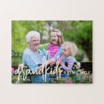 Barnbarn Hämta Joy Photo Pussel<br><div class="desc">Barnbarn ger glädje i moderna kalligrafiskript med handstil och sanserif-typografi med ditt favoritfotopussel.</div>