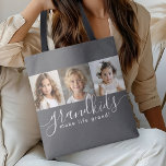 Barnbarn Make Life Grand 3 Photo Collage Grått Tygkasse<br><div class="desc">Den här personligen av snyggten till väskan är en tankfull gåva till mor- och farföräldrar och innehåller en 3-fotomall som kan anpassas till barnbarnbarnens foton. En kombination av modernt handskript i kombination med ett modernt sans serif-teckensnitt visar "barnbarn gör livet stort!" Bakgrunden är ett trendig grått som alltid finns i...</div>
