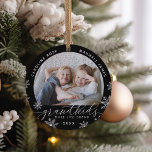 Barnbarn Make Life Grand Photo Julgransprydnad Keramik<br><div class="desc">Skapa en söt gåva till en älskad mormor eller morfar med detta vackra keramiska fotoornament. "Barnbarn gör livet stort" visas längs grund med vita snöflingor. Anpassa med året under och barnbarnbarnens namn krymper överst. Lägg till ett andra foto på baksidan.</div>