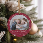 Barnbarn Make Life Grand Photo Julgransprydnad Keramik<br><div class="desc">Skapa en söt gåva till en älskad mormor eller morfar med detta vackra keramiska fotoornament. "Barnbarn gör livet stort" visas längs grund med vita snöflingor. Anpassa med året under och barnbarnbarnens namn krymper överst. Lägg till ett andra foto på baksidan.</div>