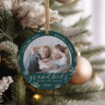 Barnbarn Make Life Grand Photo Julgransprydnad Keramik<br><div class="desc">Skapa en söt gåva till en älskad mormor eller morfar med detta vackra keramiska fotoornament. "Barnbarn gör livet stort" visas längs grund med vita snöflingor. Anpassa med året under och barnbarnbarnens namn krymper överst. Lägg till ett andra foto på baksidan.</div>