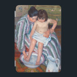 Barnets bath, Mary Cassatt iPad Mini Skydd<br><div class="desc">Mary Stevenson Cassatt (22 maj, 1844-14 juni, 1926) var en amerikansk målare och tryckare. Hon föddes i Allegheny City i Pennsylvania (numera ingår i Pittsburghs norra sida), men levde en stor del av sitt vuxen liv i Frankrike, där hon först blev vän med Edgar Degas och sedan utsattes för en...</div>