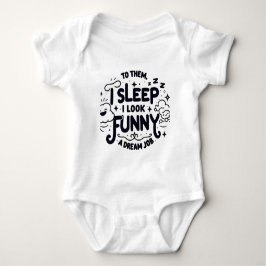 Barnets bodysuit med en rolig inskription t shirt