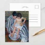 Barnets ed | Mary Cassatt vykort<br><div class="desc">Barnets Bath (1893) av den amerikanska konstnären Mary Cassatt. Originalteckningen är en oljemålning på arbetsytan som skildrar ett porträtt av en mor-ge och ett bad för det lilla barnet. Använda verktygen för att lägga till anpassningsbar eller anpassa bilden.</div>
