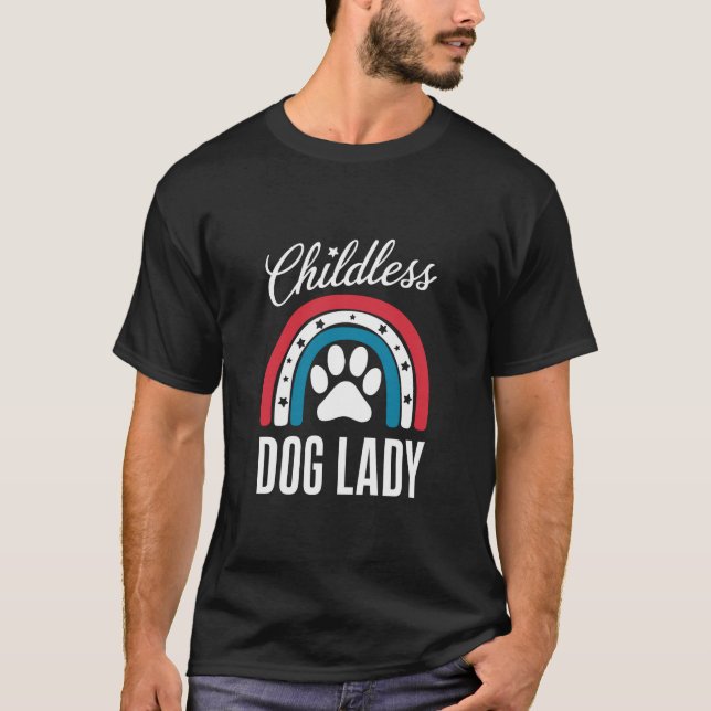 Barnlös hunddamens valröst 2024 regnbåge USA T Shirt (Framsida)