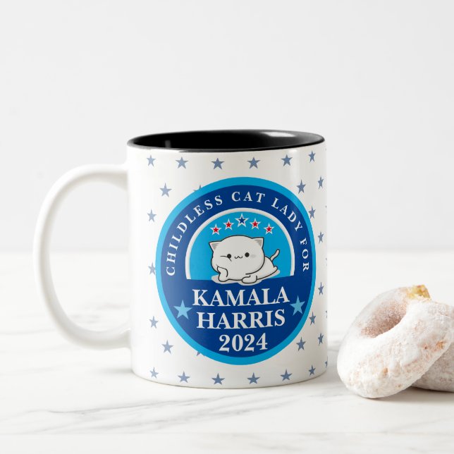 Barnlös kattdam för Kamala Harris Två-Tonad Mugg (Med munk)